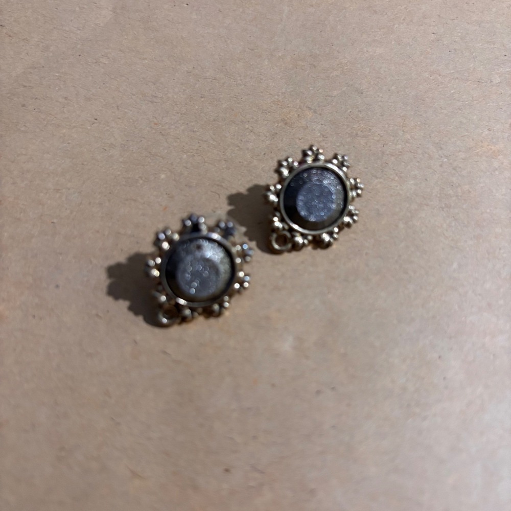 Silver Tone Dark Grey Druzy Stud Earrings Scalloped Sunburst Border Boho Gothic